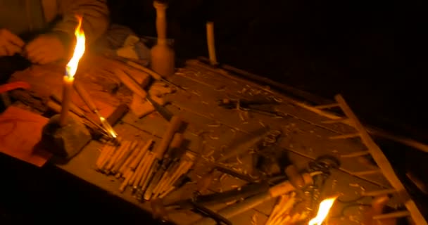 Ein Holzschnitzer im Kerzenschein — Stockvideo