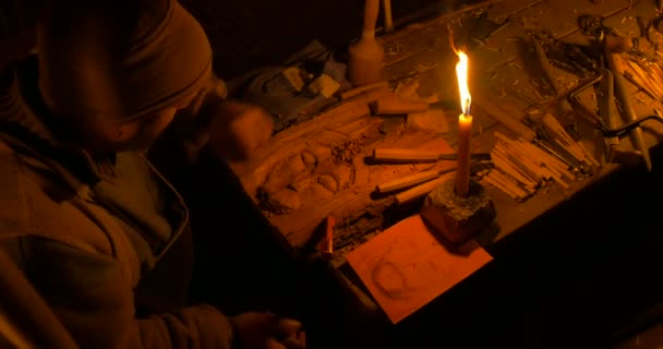 Un tallador de madera iluminado por velas — Vídeos de Stock