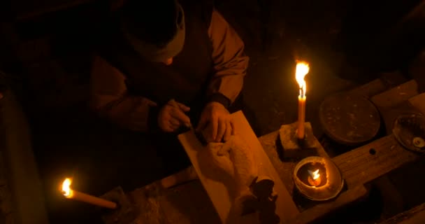 Un tallador de madera iluminado por velas — Vídeos de Stock