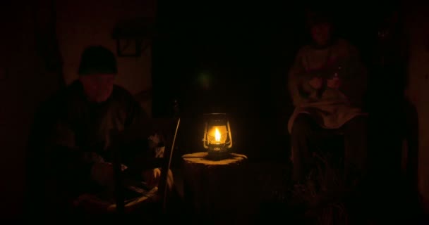 Починщики стульев, освещаемые свечами — стоковое видео