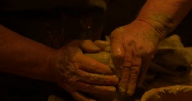 Potter'ın elleri yumuşak kil şekillendirme 