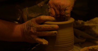 Potter'ın elleri yumuşak kil şekillendirme 