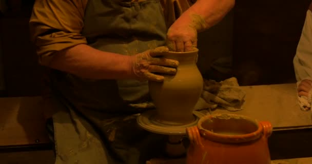 Artista alfarero de arcilla haciendo forma de olla — Vídeo de stock