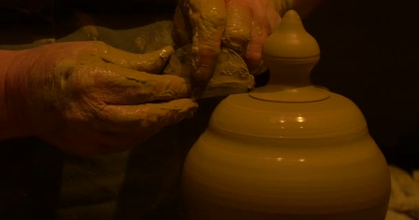 Close-up van potter's handen — Stockvideo