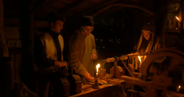 Древесные токарные станки в старинной столярной мастерской, освещенной свечами — стоковое видео