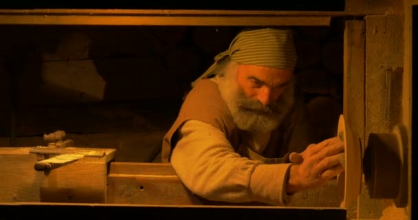 Un vecchio che lavora su un antico tornio di legno — Video Stock