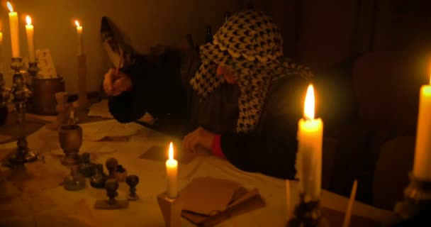 고 대 서 기관 촛불으로 조명 하는 편지를 쓰고 — 비디오