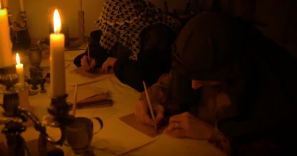 Eski din bilginleri mum ışığında aydınlatılmış bir mektup yazma — Stok video
