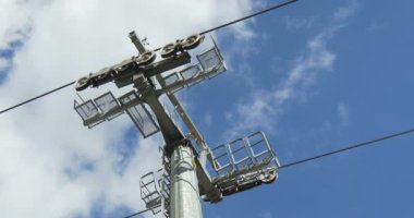 Mavi gökyüzünde teleferik, yakın çekim