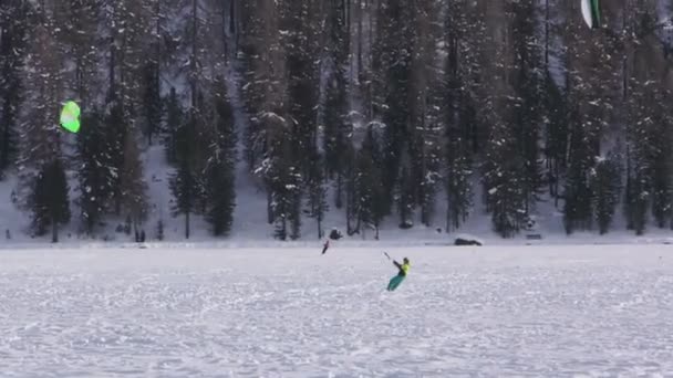 Un snowkiter en un lago congelado en los Alpes suizos — Vídeos de Stock