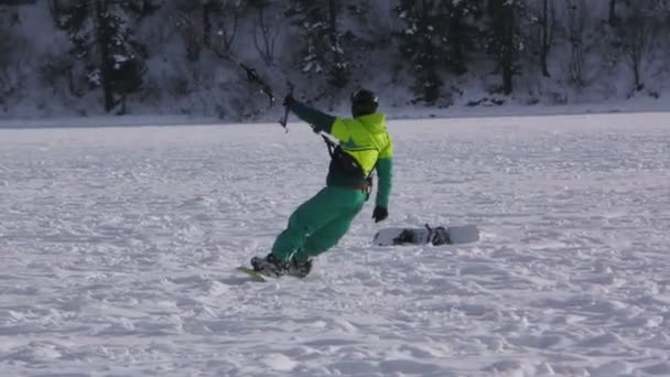 Close up de um snowkiter surfar em um lago congelado — Vídeo de Stock