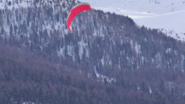 Close up van de vlieger van een jonge snowkiter — Stockvideo