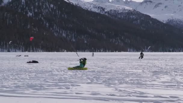 Un snowkiter surfeando y cayendo en un lago congelado — Vídeos de Stock