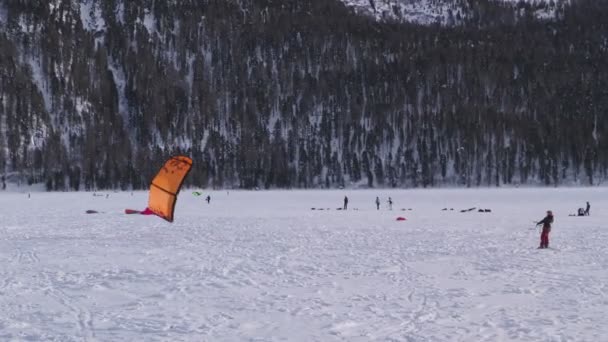 凍った湖で彼の凧を持ち上げるしようとすると、snowkiter — ストック動画