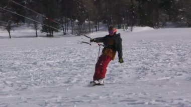 Donmuş bir gölün üzerinde sörf snowkiter, yakın çekim 