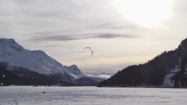 Ένα snowkiter σε μια παγωμένη λίμνη στις Άλπεις Ελβετία — Αρχείο Βίντεο