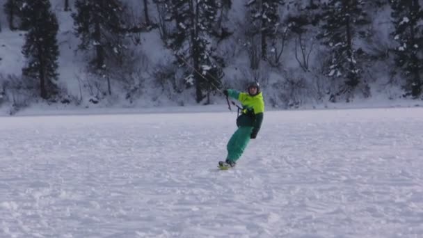 Крупный план катания на снегоходе по замёрзшему озеру — стоковое видео