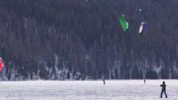 小时候学习冲浪与 snowkite — 图库视频影像