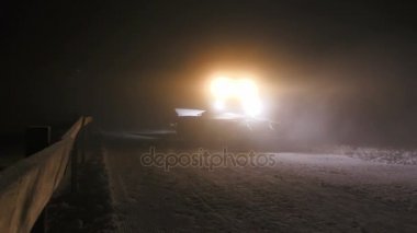 Gece bir karla kaplı yolda Snowcat