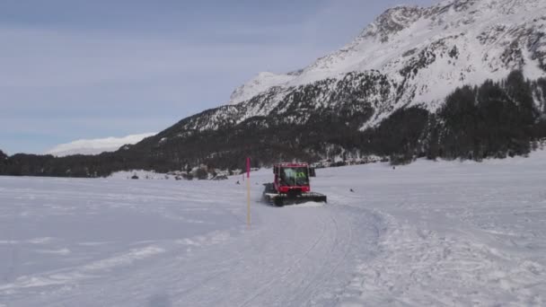 Snowcat na Ośnieżona droga w Alpach — Wideo stockowe