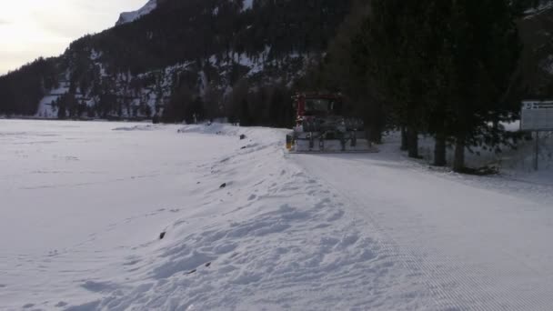 Gatto delle nevi su una strada innevata nelle Alpi — Video Stock