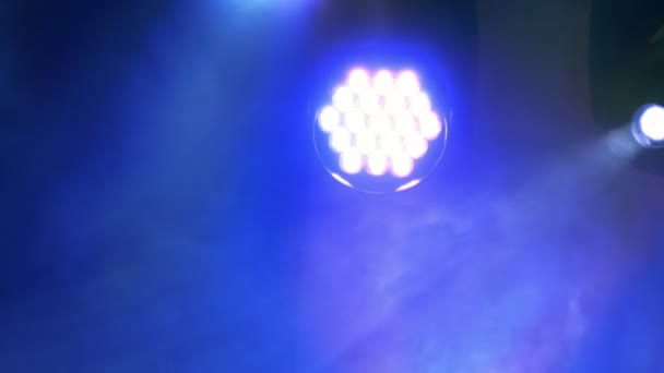 Luces de escenario, proyectores iluminan el escenario en un concierto con niebla — Vídeo de stock