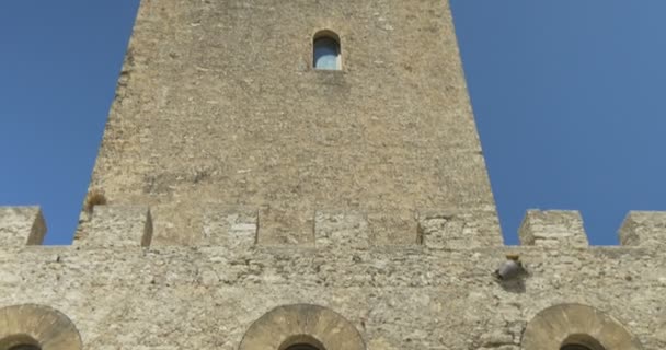 Die normannische Burg in der historischen Stadt — Stockvideo