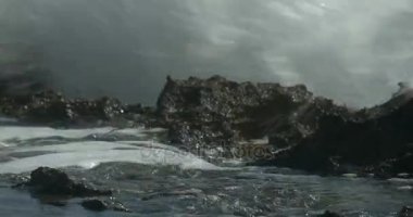 dalga deniz gürültüyle çarpmak