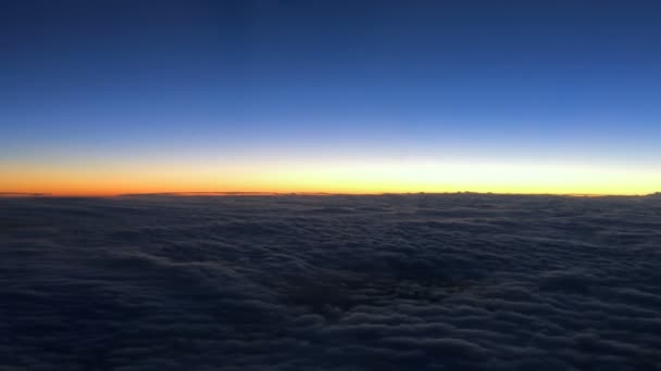 Beau coucher de soleil volant au-dessus des nuages 
