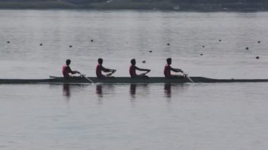 Pusiano, İtalya - 11 Eylül 2016: Coxless çiftleri 2016 bölgesel Kürek Şampiyonası'nda yarışan erkek takımı 