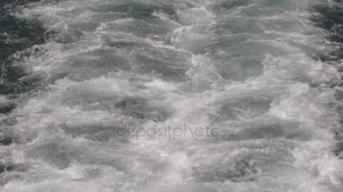 Dalga tekne yavaş hareket