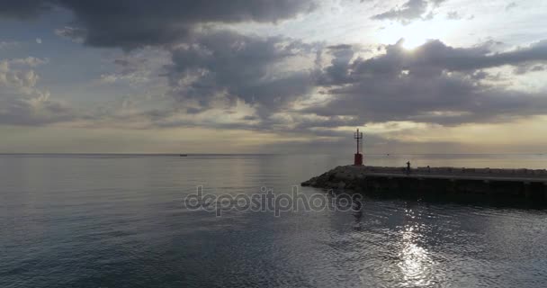 Lighthouse at entrance to small harbor of Cattolica — Stock Video