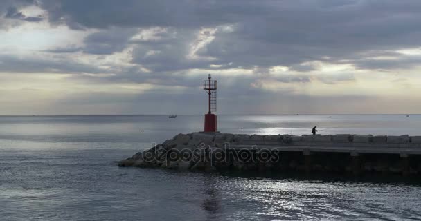 Faro en la entrada del pequeño puerto de Cattolica — Vídeo de stock