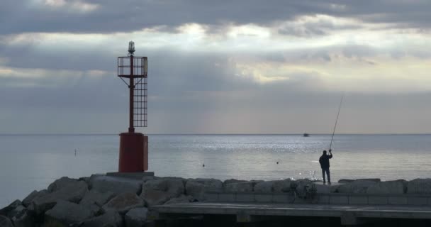 Lighthouse at entrance to small harbor of Cattolica — Stock Video