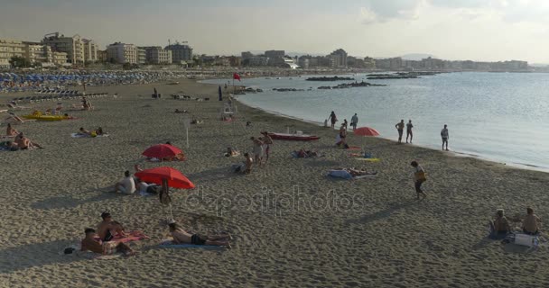 Песчаный пляж на Адриатическом побережье Италии — стоковое видео
