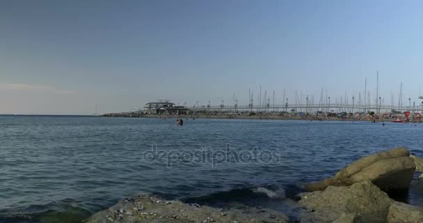 Molo na wybrzeżu Adriatyku w Włochy — Wideo stockowe