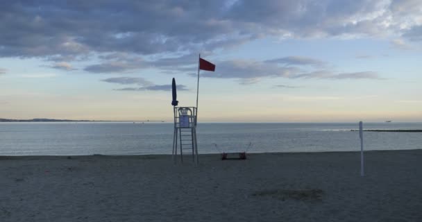 Silla salvavidas y herramientas de rescate en la playa en la costa — Vídeos de Stock