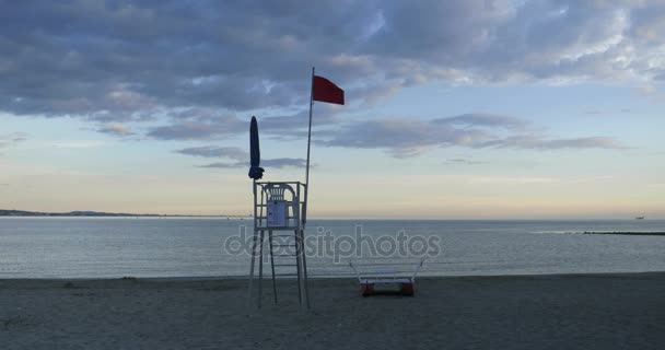 Kurtarma araçları kıyısında cankurtaran sandalye ve plaj — Stok video