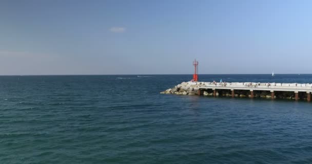 Farol à entrada do porto de Cattolica, na costa do Adriático — Vídeo de Stock