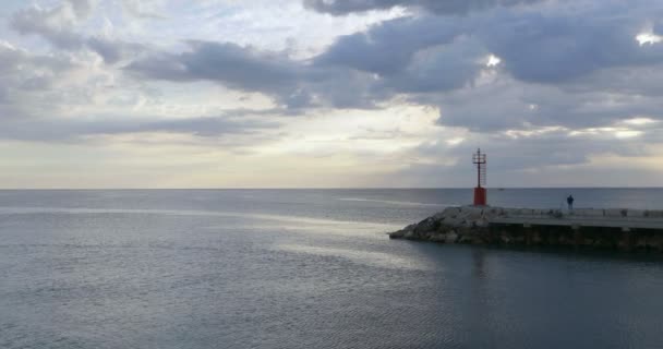 Φάρος στην είσοδο του λιμανιού του Cattolica στις ακτές της Αδριατικής — Αρχείο Βίντεο