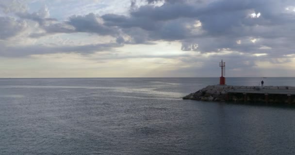phare à l'entrée du port de Cattolica sur la côte adriatique 