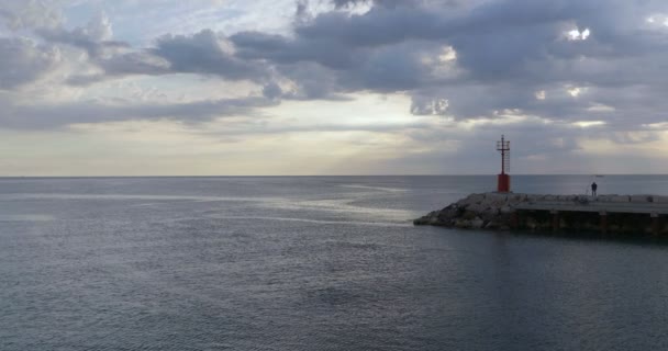 Faro en la entrada al puerto de Cattolica en la costa adriática — Vídeos de Stock