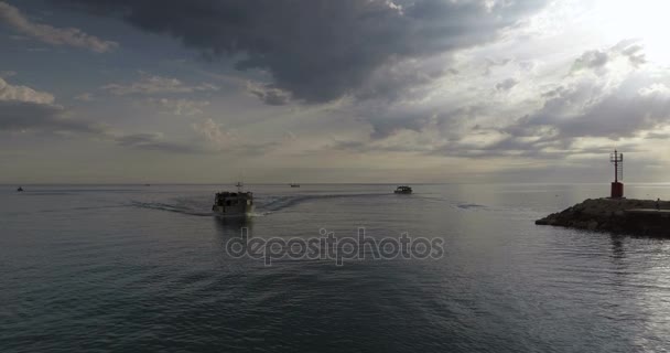 卡托利卡在亚得里亚海沿岸港口入口处的灯塔 — 图库视频影像