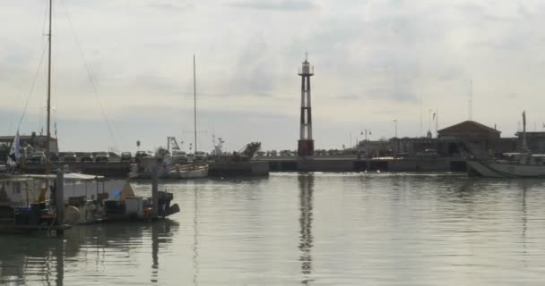 Båtar att ange den port i Cattolica — Stockvideo