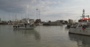 Bir istiridye tırmık, özel türde bir balıkçı teknesine