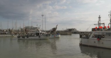 Bir istiridye tırmık, özel türde bir balıkçı teknesine