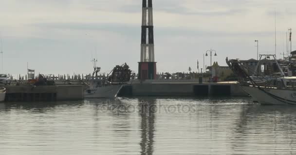 Barche che entrano nel porto di Cattolica — Video Stock