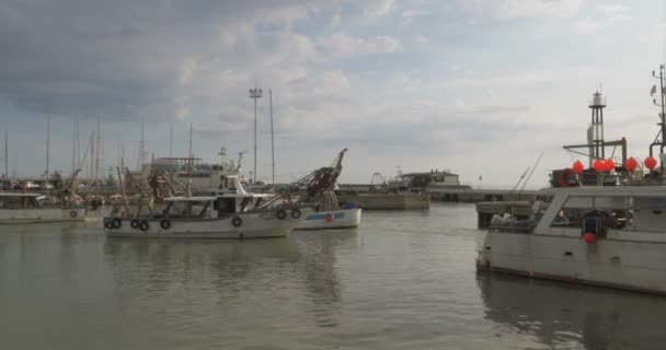 Bir istiridye tırmık, özel türde bir balıkçı teknesine — Stok video