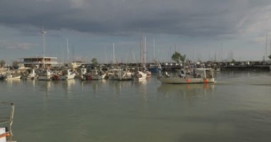 Bir istiridye tırmık, özel türde bir balıkçı teknesine