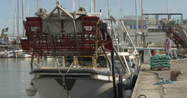 Een kokkels bagger, een speciaal soort trawler — Stockvideo